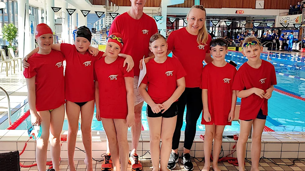 Swim powers debuterande ungdomar i Centralbadet, från höger: Emil Liljeblad, Mailk Hajder, Elvin Frisk, Agnes Näsman, Elsa Näsman och Signe Storm. Ledarna är Mats Gunnarsson och Olga Kosovskaya.