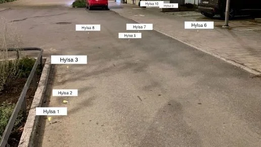 En man döms för mordförsök på två män i Sala backe. Tio tomhylsor hittades på bostadsgården. Husfasader och en balkong träffades. 
