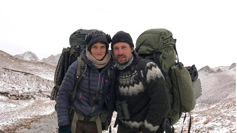 Regissören Marie Amiguet tillsammans med naturfotografen Vincent Munier under inspelningen av "Snöleoparden". Pressbild.