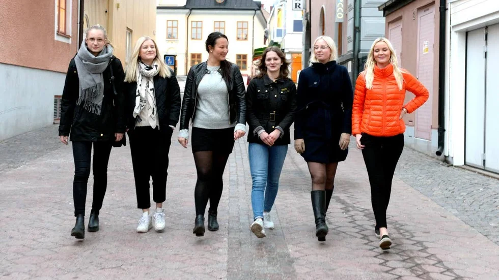 TRYGGHET.  Linn Svensson, Julia andersson, Moa Bertilsson, Felicia Johansson, Elin Nilsson och Vendela Eklund är trötta på att gå hem rädda på kvällar och nätter.