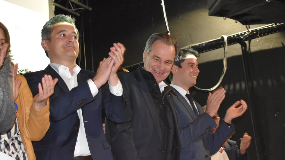 Frankrikes inrikesminister Gérald Darmanin, PACA-regionens ordförande Renaud Muselier och den franska regeringens talesperson Gabriel Attal applåderar efter att ha avslutat valmötet med Marseljäsen.