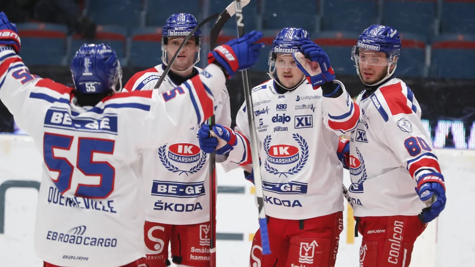 Patrik Karlkvist, tvåa från höger, sköt två av målen när Oskarshamn säkrade nytt kontrakt och samtidigt förvärrade läget för Timrå. Arkivbild