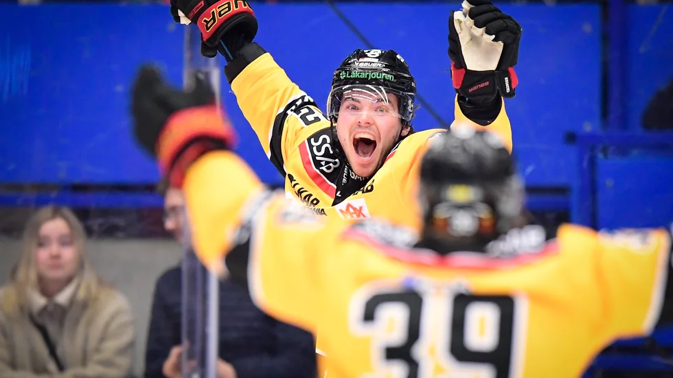 Luleås Oscar Engsund efter det vinnande målet mot Växjö.