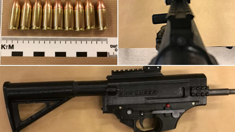 Polisen hittade ett 3D-printat gevär med tillhörande patroner i den åtalades lägenhet. 