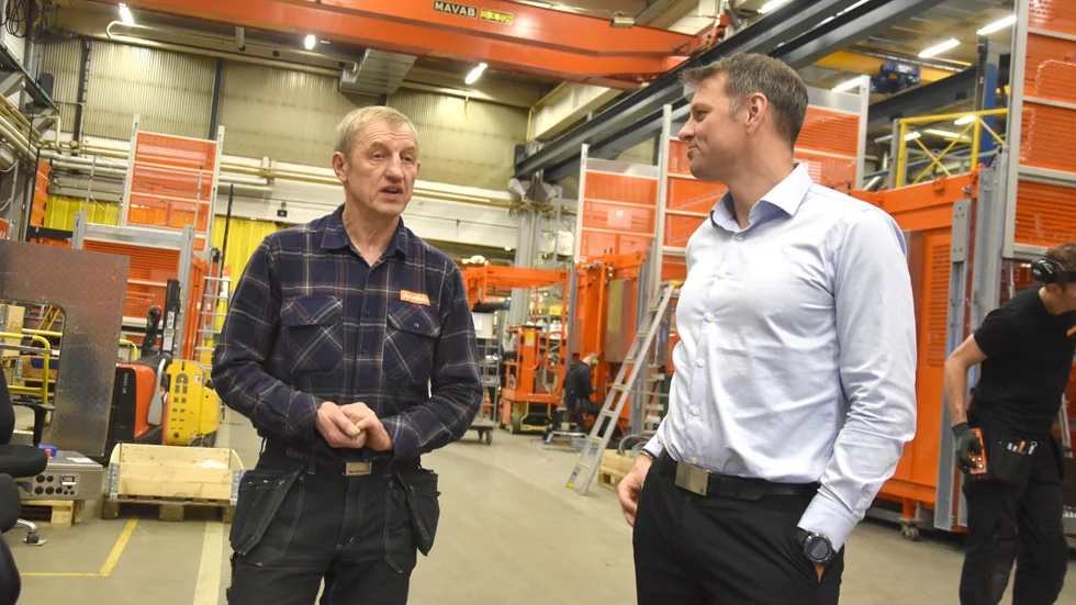 Patrik Sundqvist diskuterar med elektrikern Jurek Stanczak på Alimak i Skellefteå. Alimak Group Sweden har i dag 340 anställda och planerar växa under året.