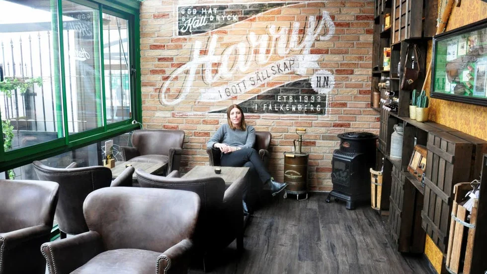 Renoverat. Linda Åhman, en av delägarna till Harrys i Västervik, visar restaurangens nya "vardagsrum".