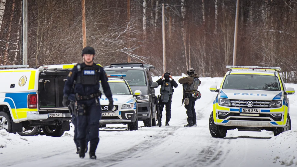 Flera polisenheter, däribland hundpatrull och insatsstyrka, fanns på plats vid boendet.