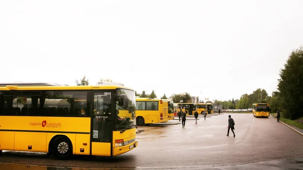 Utan kort. En följd av att Bålstatillägget togs bort är att Fridegårdselever med kortare skolväg än 6 kilometer blir utan busskort.