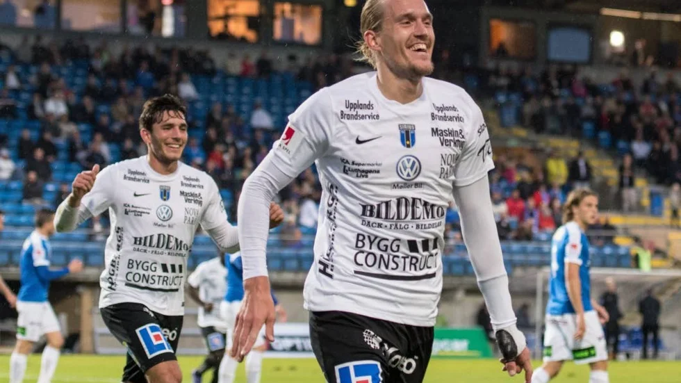 Kim Skoglund har just gjort 2–0 i bortamatchen mot Trelleborg och springer mot Siriusklacken.