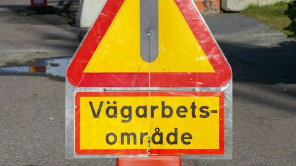 Varningsmärke. Annan fara med tilläggstavla Vägarbetsområde som står vid korsningen Stångjärnsgatan Rapsgatan.