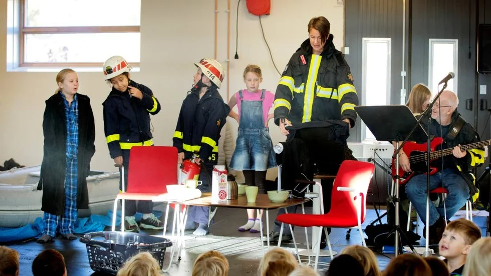 Fjolårets teaterföreställning på Knivsta brandstation var uppskattad.