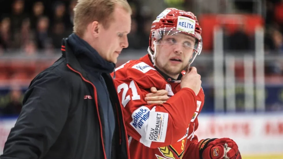 Ludwig Blomstrand hjälps av isen av naprapaten Johan Söderström.