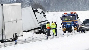 En långtradare körde av E4 söder om Tierp.