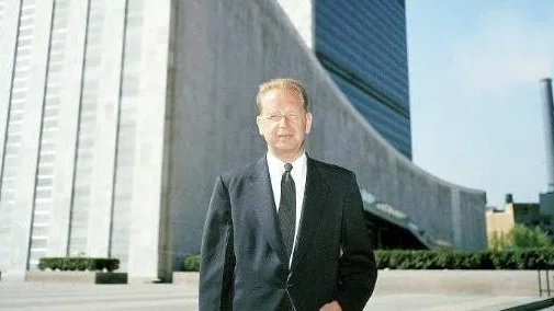 Dag Hammarskjöld framför FN-skrapan. Hur hade han förhållit sig till dagens utmaningar.