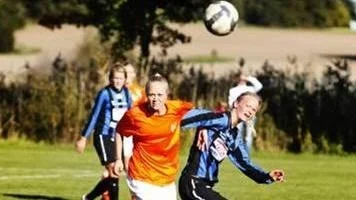 Jenny Jansson i kamp om bollen i Danmark/Sirius oavgjorda match mot Bele/Barkarby