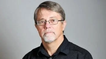 Jacob Johnson (V) är en av artikelförfattarna.