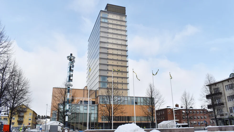 Sara kulturhus blir fortsatt i SBB:s ägo. Men politikerna är oeniga.