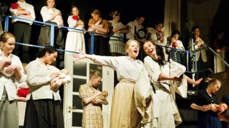 Musikalen Ditte människodotter. 
Elin Back spelar huvudrollen som Ditte (med armen utsträckt) och Sandra Karlsson spelar Petra.