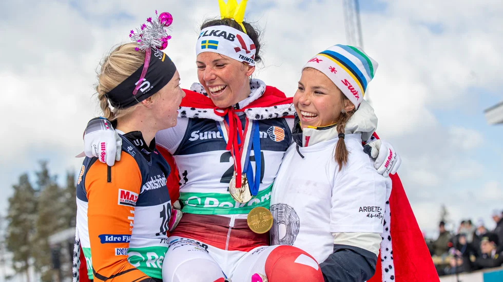 Charlotte Kalla hyllades av publik, lagkamrater, motståndare och alla andra inne på Lindbäcksstadion efter hennes sista lopp i karriären. Det blev en bronspeng i hennes sista dans.