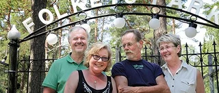 De håller i gång dansen i Knutby