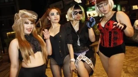 Lady Gagas monsterfans och deras monster-hälsning.