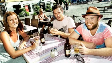 Therese Pettersson, Daniel Ozolins, Marcus Nilsson gillar alla tre att sitta ute och äta och dricka i solen på sommaren.