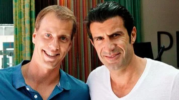 24UNT:s Johan Lännqvist poserar med idolen Luis Figo.