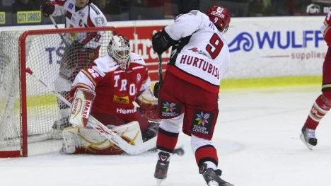 Mark Hurtubise gör 5-4 till Almtuna.