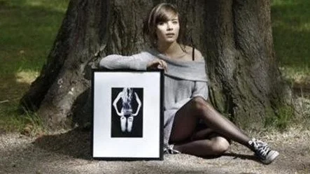 Sara Jansson, ung fotograf och poet, här med ett av sina fotografier/dikter i Engelska parken

DRAGARBILD