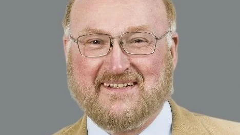Gunnar Hedberg (M) är en av artikelförfattarna.