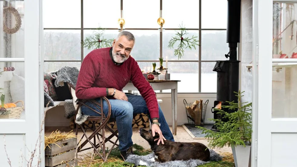 Tillbaka. I "Jul med Ernst" julpysslar Ernst Kirchsteiger på Nymansgården i Björskogsnäs.