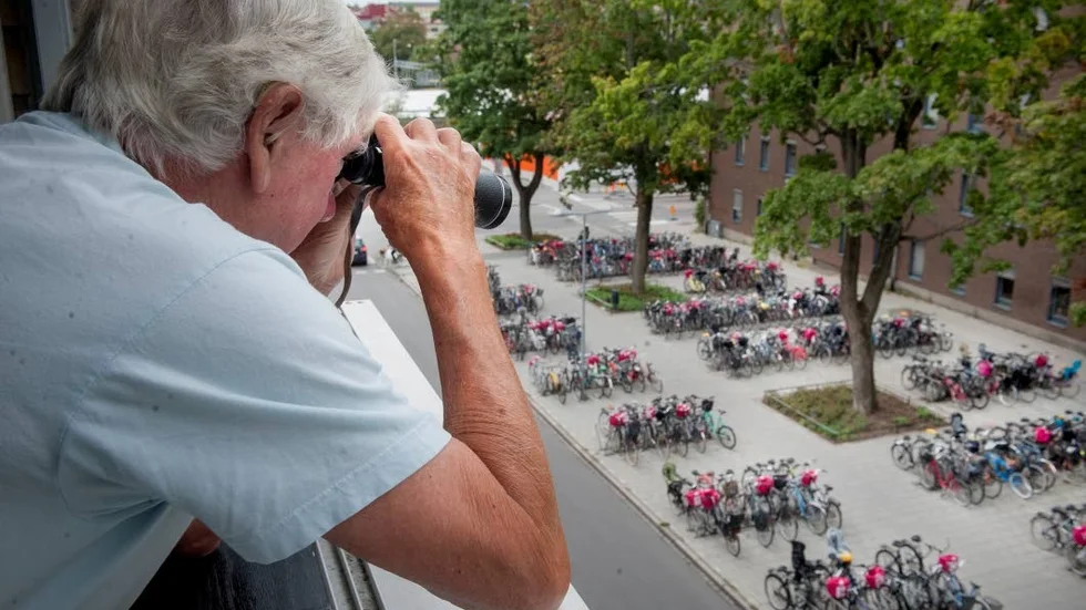 Så här kan det se ut när Gert Hansson letar cykeltjuvar på parkeringen nedanför sin lägenhet i centrala Uppsala. "Jag har en kamera redo också", säger han.
