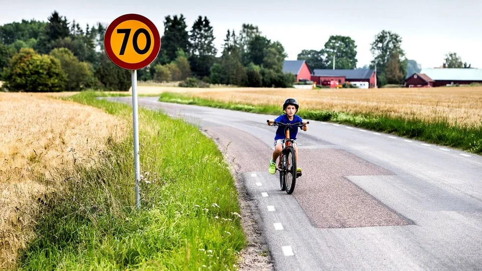 När terminen började fick inte Edin Hadziagovic något busskort, utan han får cykla till skolan längs en väg som hans pappa Adnan Hadziagovic menar inte är säker.