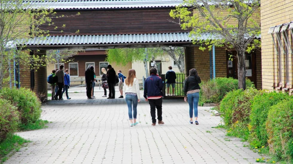 Högstadieskola i stöpsleven. Frösåkersskolan i Östhammar har omoderna lokaler och ska enligt barn- och utbildningsnämndens förslag byggas ut för att kunna rymma 650 elever i årskurs 4-9.  Enligt uppgift till UNT kommer Ed och Kristinelund att bli F3-skolor medan Snesslinge, Öregrund och Gräsö skola inte påverkas alls.
