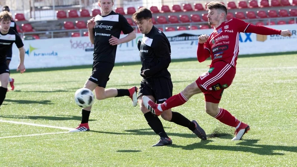 Piteå IF har förlängt med 29-åriga engelsmannen James Burgin.