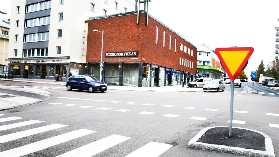 I bussfilen. Så här får man inte köra. En personbil har kört i filen som gäller endast för bussar på Skeppbrogatan, från korsningen Timmermansgatan ned till Kungsgatan. Avsiktligt eller på grund av feltolkning av skyltar är frågan.