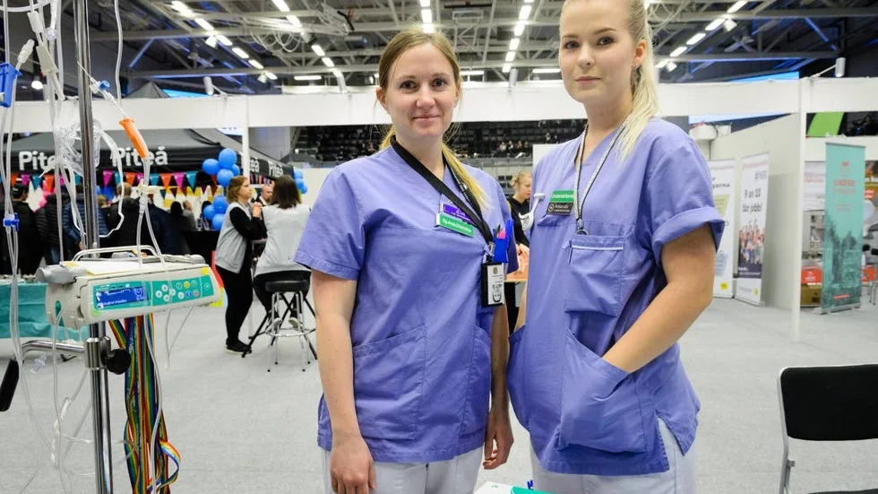 Lockar till vården. Ida Nygren Westerberg och Amanda Bladmo från kirurigiska vådavdelningen på Sunderby Sjukhus berättade på mässan om hur det är att jobba inom vården. "Vi är här för att locka folk till vården", säger Amanda.