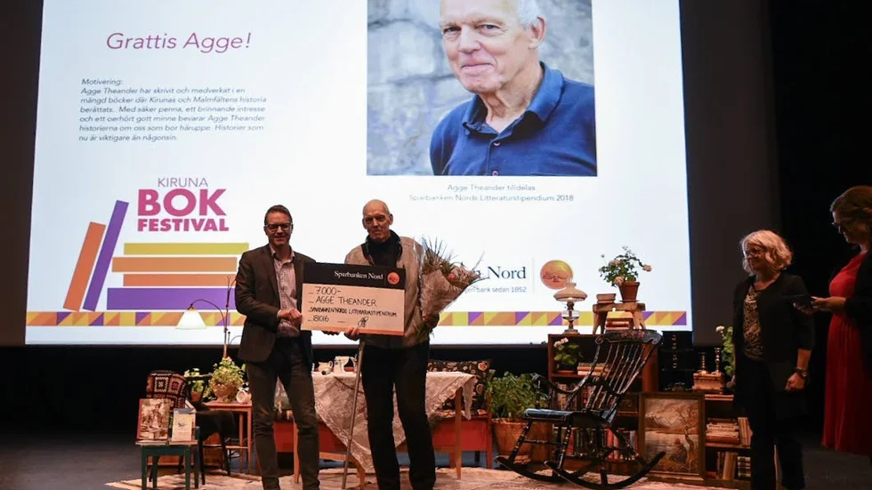 Agge Theander, författare och historiker, fick ta emot Sparbanken Nords litteraturstipendium under Kiruna bokfestival på tisdagskvällen.