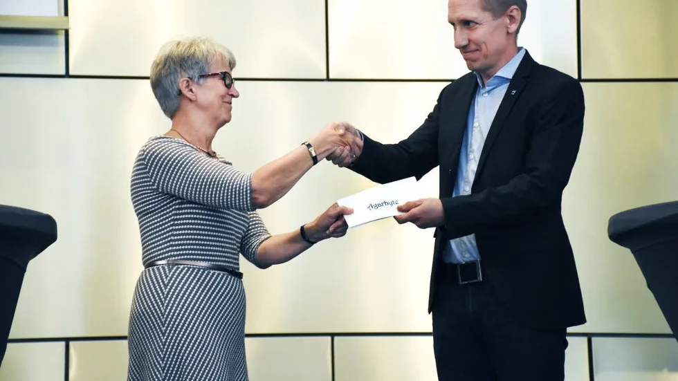 Nu tillhör det nya stadshuset Kiruna kommun. Kommunalrådet Kristina Zakrisson (S) och Stefan Hämäläinen, direktör LKAB, bytte det gamla mot det nya och gruvdriften kan fortsätta.