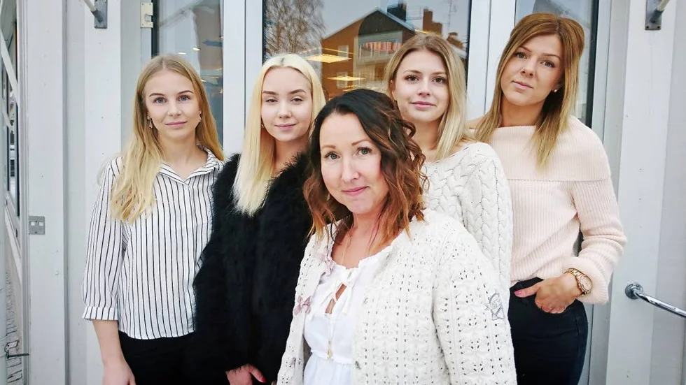 Handplockat i Kalix är veckans handlare.  "Jag ser stora fördelar med att verka i Kalix", säger butikschef Anette Hjerpe. Här tillsammans med Clara, Frida, Wilma och Helen.