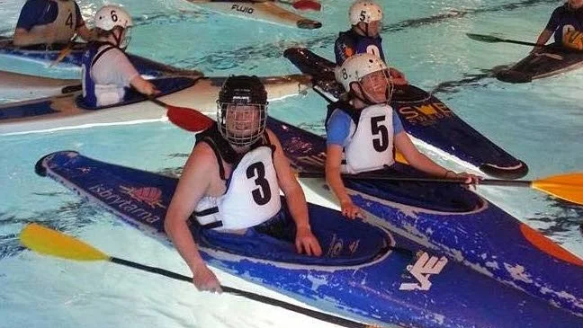 Vilda kidz får vara med om kanotpolo.