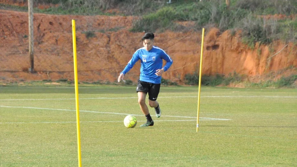 Talang. 17-årige Isac Bråholm fick följa med Sirius till Portugal.