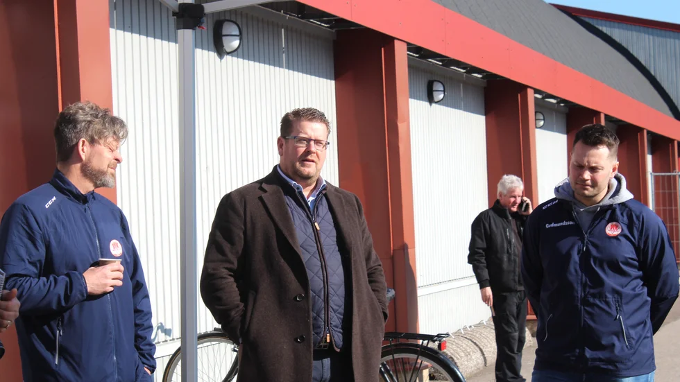 VIK:s tränare Niklas Czarnecki och Martin Gudmundsson flankerar klubbens ordförande Anders Wiman. Trion är nöjda med planerna för den nya arenan.