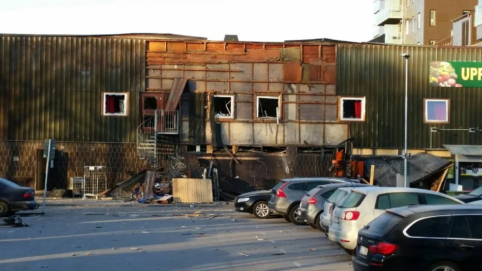 Fasaden förstördes i nattens explosion i Kvarngärdet.
