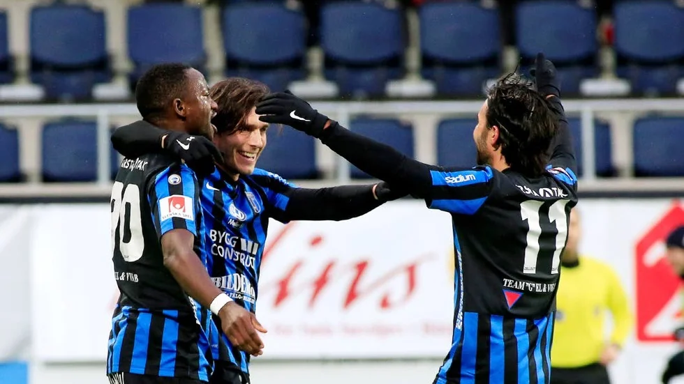 Ian Sirelius (mitten) jublar tillsammans med Moses Ogbu och Alexander Nilsson.