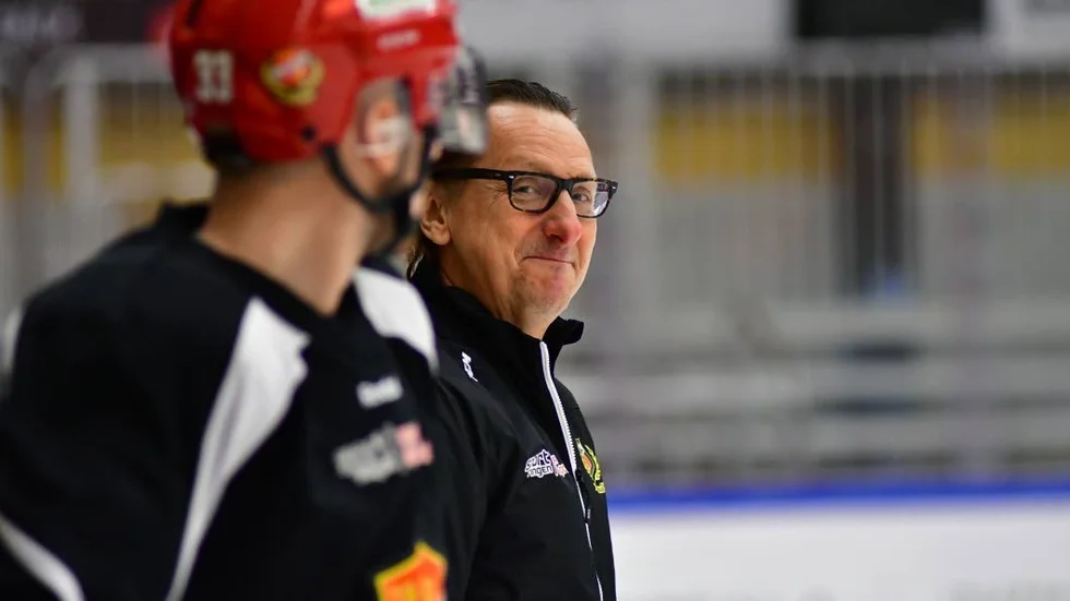 Träning i Gränbyhallen. Michael Andreasson instruerar sina målvakter, de relativt orutinerade Oscar Fröberg och Arvid Ljung. När andra tvivlade på Ais målvakter så satt Andreasson lugn i båten.