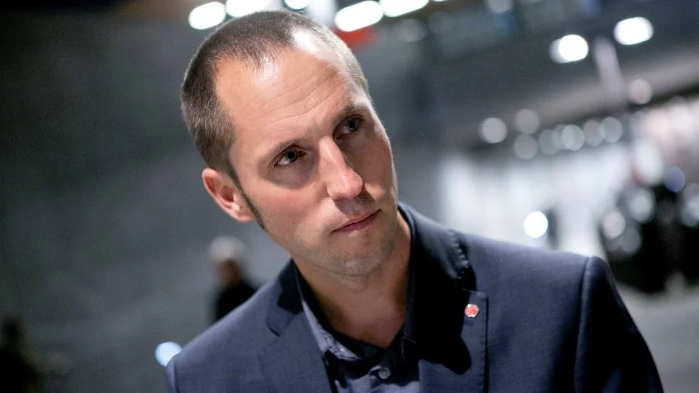 Komplicerat. Det är tufft för många grupper att hitta boende vilket gör frågan väldigt svår, menar Erik Pelling (S) som har ansvar för såväl bostäder som flyktingmottagande.