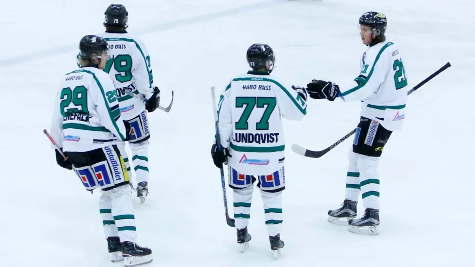 Tack. Joakim Lundqvist (79) tackar Ludwig Ahlin för passningen till ett av Lundqivsts två mål mot Lidingö.