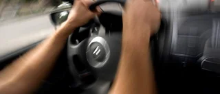Arg man slog sönder bilinredning