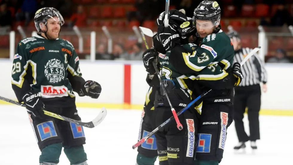 Blött krut. Mot Surahammar fick ESK måljubla hela 8 gånger. Annars har man haft det svårt med offensiven.